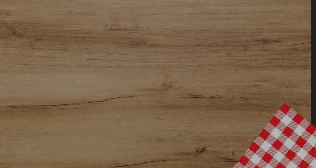 Planche en bois rustique avec nappe à carreaux rouges et blancs en coin