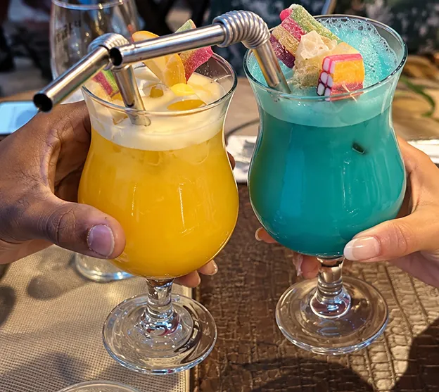Cocktails colorés et fruités servis avec des garnitures originales dans un cadre convivial