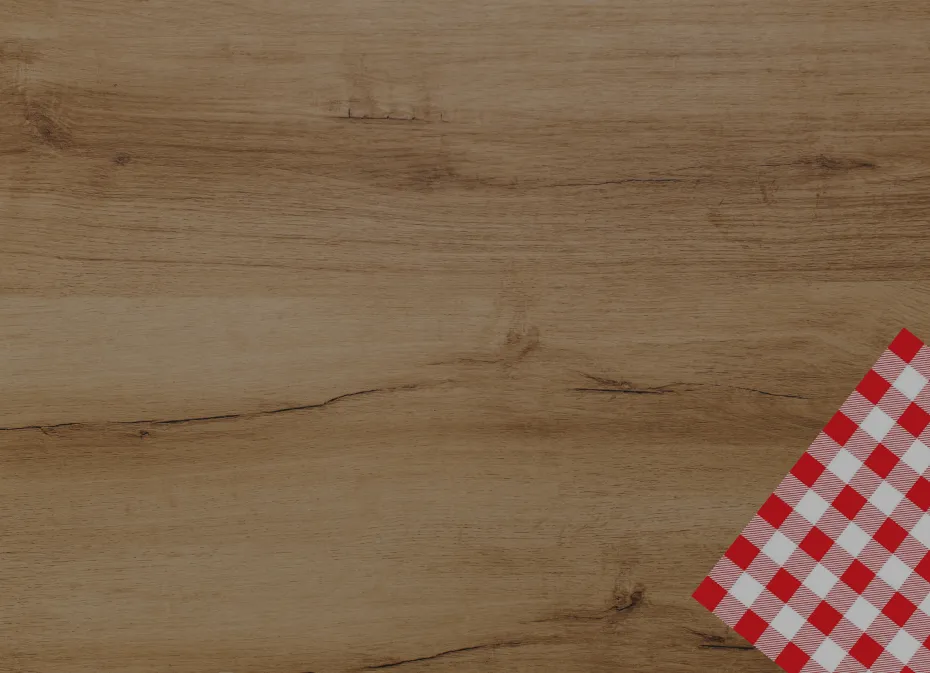 Planche en bois et nappe à carreaux rouges et blancs