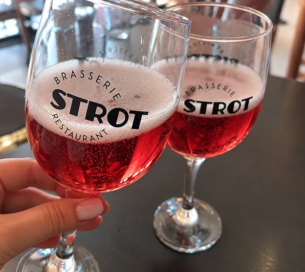 Deux verres de rosé pétillant qui trinquent dans un cadre chaleureux